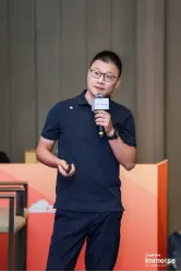 云曾科技讲师在讲台前持麦克风演讲