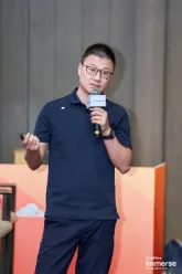 云曾科技讲师在讲台前讲解边缘计算实战方案