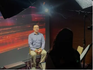 云曾科技 CEO 在峰会演播室接受媒体采访