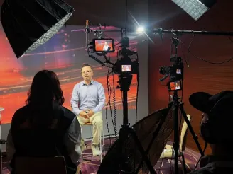 演播室内云曾科技 CEO 接受采访，周围布置摄像设备