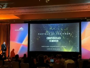 Cloudflare Connect 2025 峰会主会场大屏展示年度合作伙伴奖项