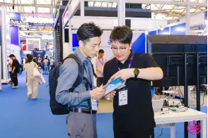 展会现场客户在云曾科技展位咨询出海加速方案