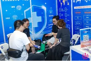 云曾科技工作人员向观众讲解 Cloudflare 安全能力