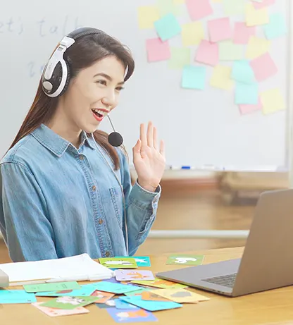 社交客户案例配图：戴着耳麦的年轻用户在笔记本电脑前微笑挥手